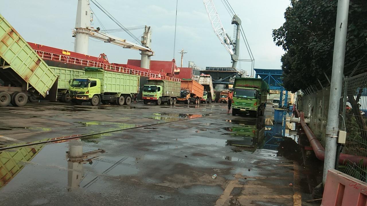 PAL field lifting operation with crane and flatbed trailer